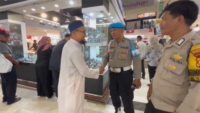 					Senyum Manis Personel Kepolisian Jaga Keamanan Warga Saat Libur Lebaran
