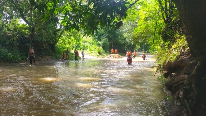 					Tim SAR Batalyon C Pelopor Polda Sulsel Menyisir Sungai. (Foto: Ist)