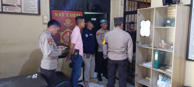 					Kabag Ops Kompol Sunyoto Cek Kondisi Tahanan di Mapolres Sinjai. (Foto: Ist)
