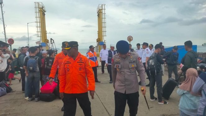 					Danyon Ichsan Bersama Basarnas Pantau Arus Mudik di Pelabuhan Bajoe, Bone. (Foto: Ist)