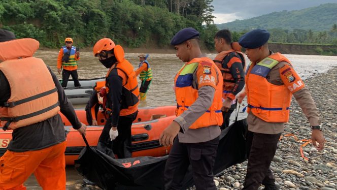 					Evakuasi Korban Asrianto Ditemukan Tewas Terseret Arus Sungai. (Foto: Ist)