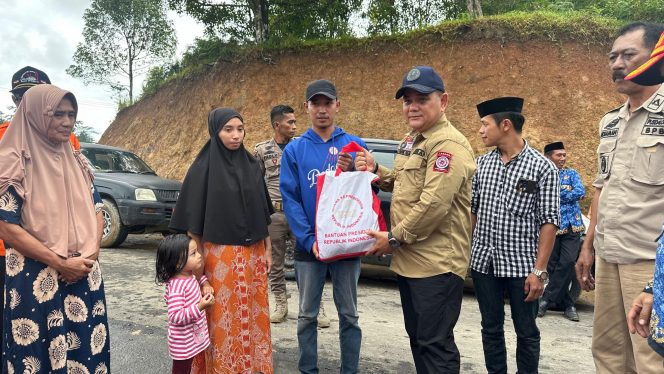 					Pj Bupati Sinjai TR Fahsul Falah Serahkan Bantuan ke Warga yang Terdampak Tanah Longsor di Bonto Katute. (Foto: Ist)