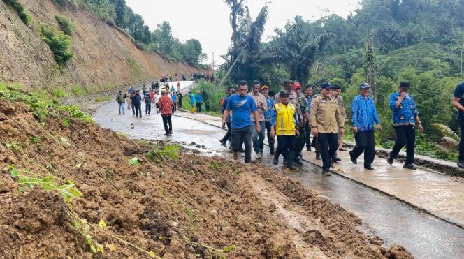 					Kunjungan Pj Bupati Sinjai ke Lokasi Tanah Longsor di Desa Bonto Katute, Kecamatan Sinjai Borong. (Foto: Ist)