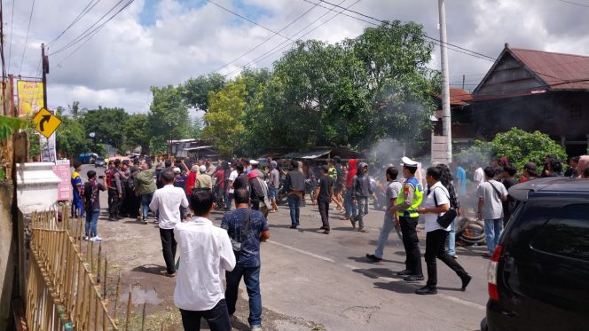 					Puluhan Pemuda Desa Anrang dan Bululohe, Bulukumba Aksi Unjuk Rasa. (Foto: Ist)
