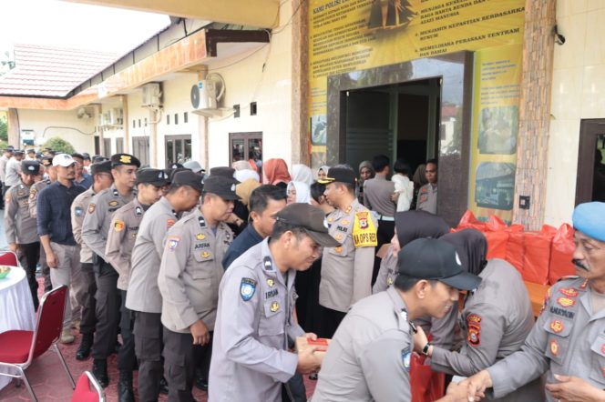 					Halal Bihalal Polres Bulukumba Usai Laksanakan Apel di Halaman Mapolres. (Foto: Ist)