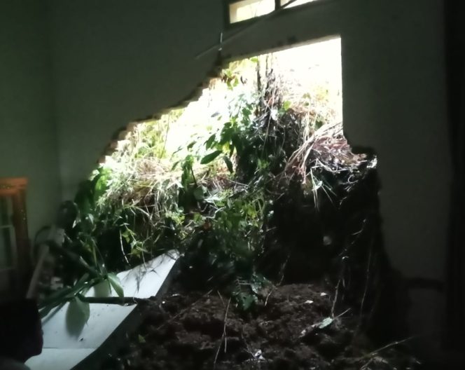 					Rumah Salah Satu Perangkat Desa Bonto Katute Diterjang Tanah Longsor. (Foto: Ist)