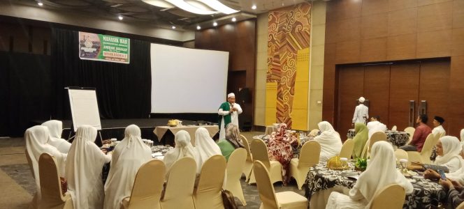 					Ustadz Habib Firdaus saat memberikan bimbingan manasik haji kepada para jemaah haji. (Red)