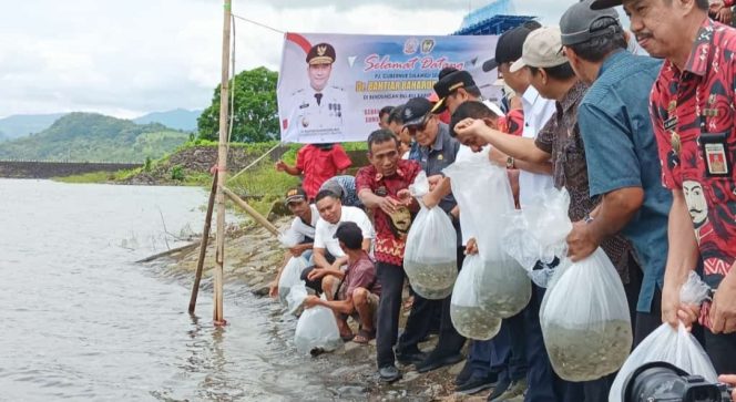 					Pj Gubernur Tebar 100 Ribu Benih Ikan di Bendungan Bili-Bili Gowa