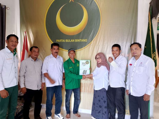 					Tim Amrullah Amsar saat Mengambil Formulir Pendaftaran di Sekretariat PBB Sinjai. (Foto: Ist)