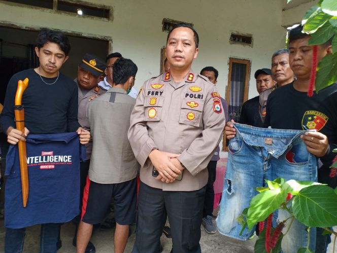 					Kapolres Sinjai AKBP Fery Nur Abdulah saat Memimpin Penggeledahan Barang Bukti di Rumah Pelaku. (Foto: Ist)