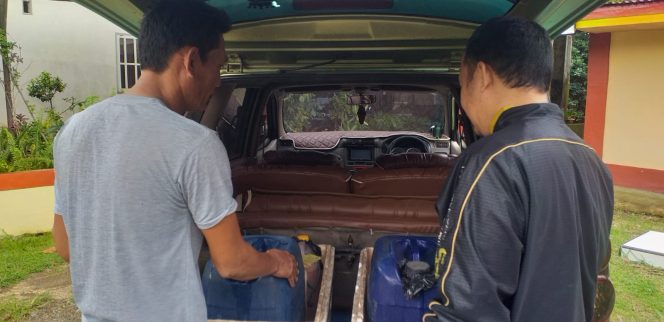 					Polisi Memeriksa Mobil Avanza yang Memuat Miras Jenis Ballo. (Foto: Ist)