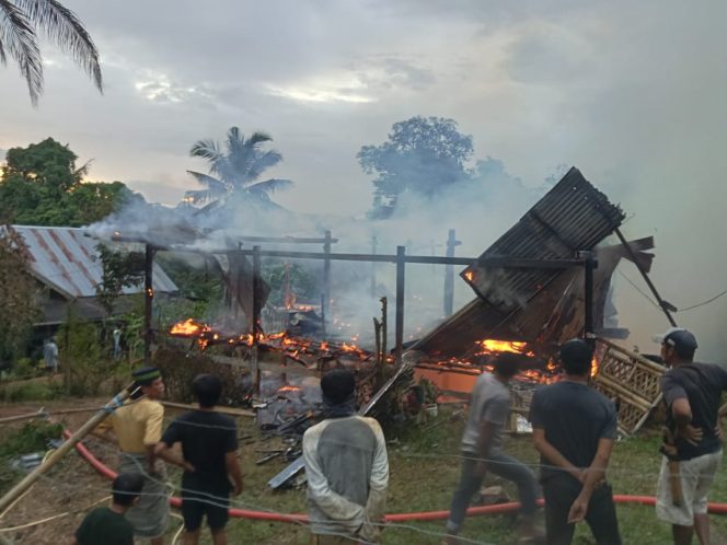 					Sejumlah Warga bersama Petugas Pemadam Kebakaran Berusaha Melakukan Pemadaman. (Foto: Ist)