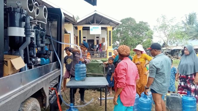 					Mobil Water Treatment Brimob Bone siaga untuk Layani Kebutuhan Air Bersih Warga Terdampak Banjir Bandang di Wajo. (Foto: Ist)