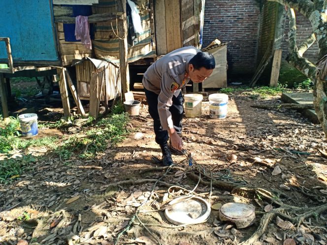 					Kapolres Sinjai Menemukan Tali Pengikat Sapi saat Penggeledahan di Desa Aska, Sinjai Selatan. (Foto: Ist)