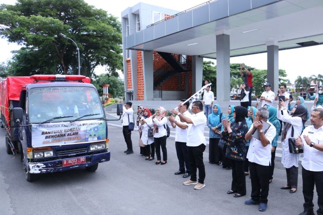 					Bupati Bulukumba Andi Muchtar Ali Yusuf Melepas Bantuan Bencana ke Kabupaten Wajo dan Luwu. (Foto: Ist)