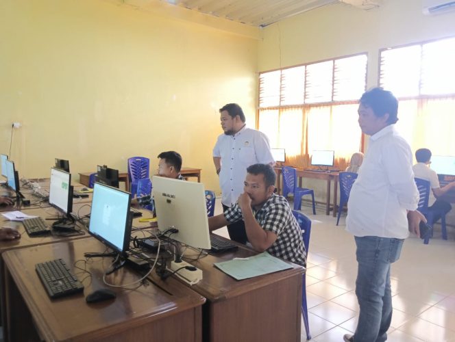 					Pelaksanaan Tes Tertulis atau CAT calon PPK yang diawasi langsung oleh Komisioner KPU dan Bawaslu Sinjai. (Foto: Ist)