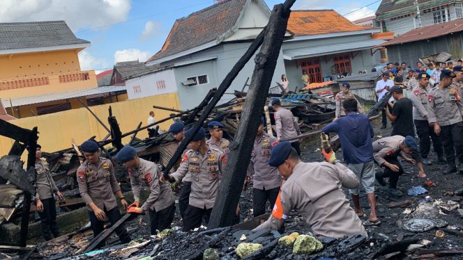 					Personel Brimob Bone Membersihkan Puing-puing sisa Kebakaran Rumah di Bajoe. (Foto: Ist)