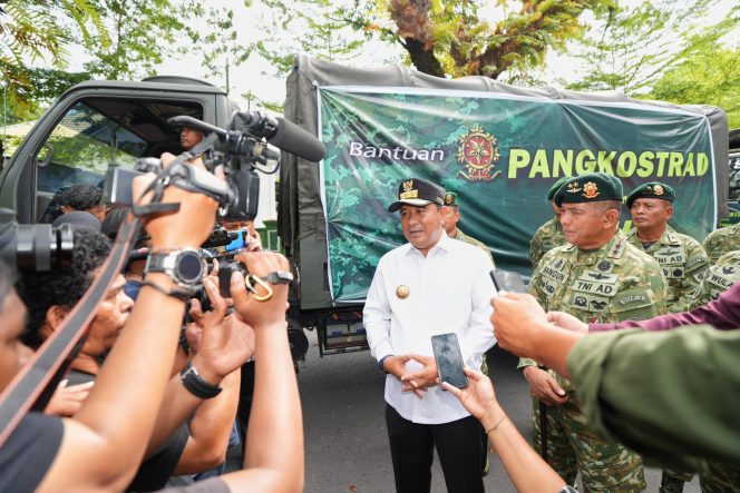 					Pj Gubernur Sulsel dan Pangdiv 3 Kostrad Lepas 10 Truk Bantuan ke Luwu