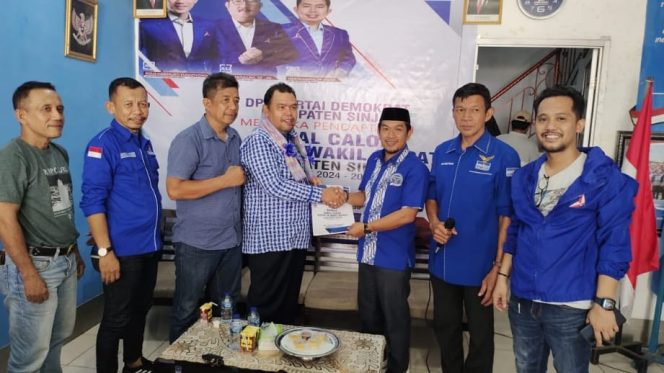 					Mantan Ketua DPRD Sinjai Haris Umar saat Mendaftar sebagai Bakal Calon Wakil Bupati di Partai Demokrat. (Foto: Ist)