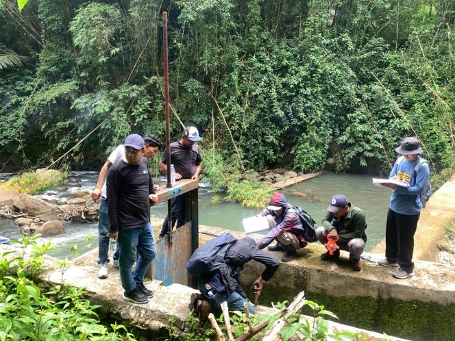 					Tim Penyidik dari Kejaksaan Negeri Sinjai saat Turun Lakukan Pemeriksaan Fisik di Irigasi Aparang. (Foto: Ist)