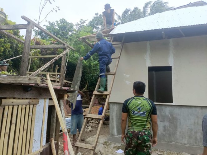 					Antusiasme Warga Membantu Satgas TMMD ke 120 Kodim 1415/Selayar Dalam Pembangun RTLH