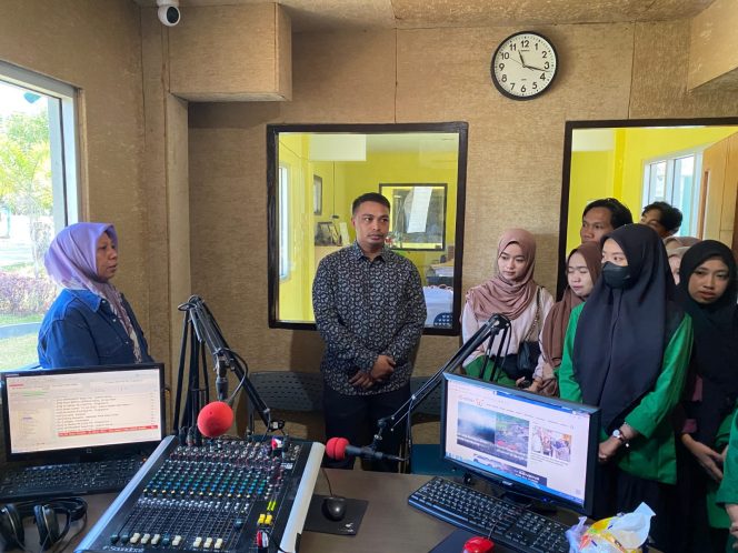 					Mahasiswa Jurnalistik UIN Jadi Penyiar dan Pembaca Berita Sehari Bareng Radio Raz FM Makassar