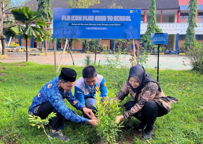 					PLN Icon Plus Semarakkan Hardiknas 2024 di SMK-SMTI Makassar, Edukasi TIK, Donasi Peralatan, dan Gerakan Menanam Pohon
