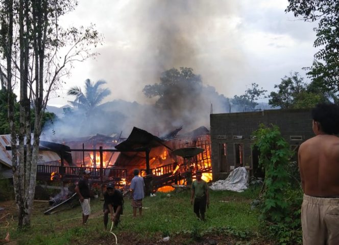 					Sejumlah Warga Berusaha Melakukan Pemadaman sebelum Petugas Damkar Sinjai Tiba di Lokasi. (Foto: Ist)
