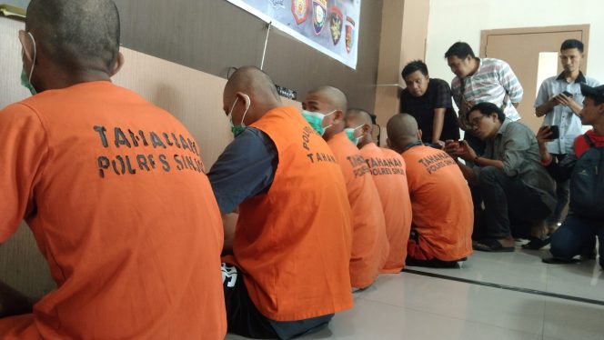 					Enam Tersangka Diamankan di Mapolres Sinjai. (Foto: BERITA.NEWS/ Syarif)