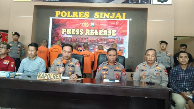 					Press Release Pengungkapan Kasus Perampasan Kendaraan Bermotor Disertai Pemerasan di Kabupaten Sinjai. (Foto: BERITA.NEWS/ Syarif)