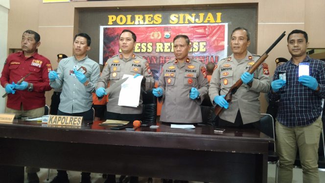 					Dihadapan Awak Media, Polisi Memperlihatkan Barang Bukti yang Berhasil Diamankan. (Foto: BERITA.NEWS/ Syarif)