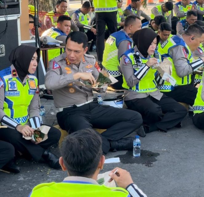 					Kala Kombes I Made Agus Prasatya Duduk Lesehan Sarapan Pagi di Aspal