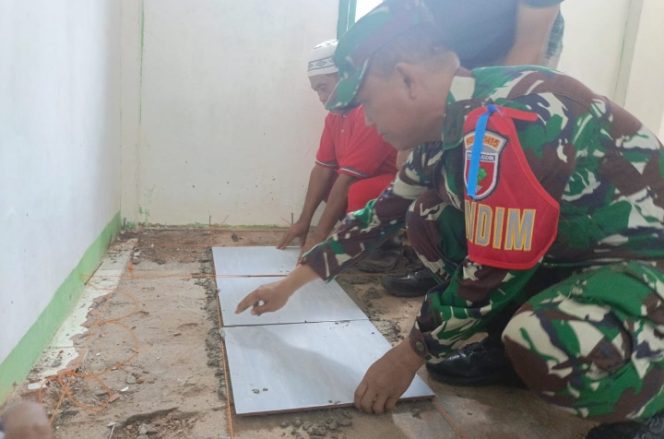 					Dansatgas TMMD 120 Kodim Selayar Pimpin Peletakan Tegel Rehab Masjid di Bonea Timur