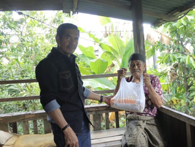 					Ada Lansia Tinggal Sendirian di Manongkoki, Pj. Bupati Takalar: Paket Sembako Harus Kepada yang Membutuhkan