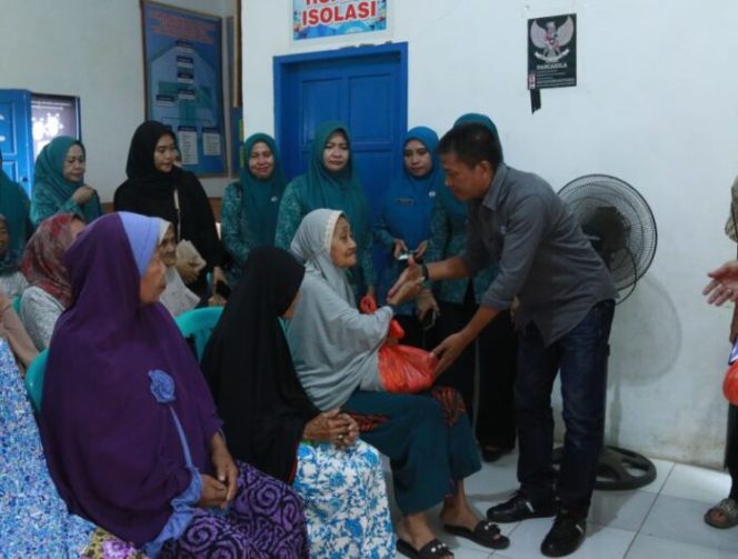 					Pemkab Takalar Kembali Menyalurkan Bantuan Paket Sembako untuk Masyarakat Miskin Ekstrem