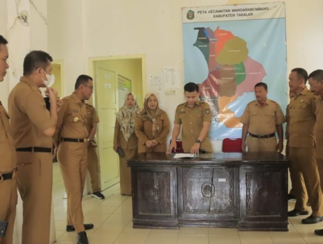 					Hari Pertama Kerja, Pj. Bupati Sidak ke Sejumlah Kantor Pelayanan di Takalar