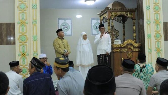 					Khatam Al-Qur’an, Pj. Bupati Takalar Berikan Hadiah Khusus ke Jamaah Tarwih