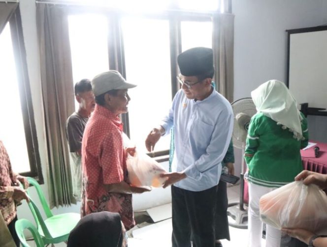 					Jelang Idul Fitri, Masyarakat Miskin Ekstrem dapat Paket Sembako dari Pj. Bupati dan Pj. Ketua PKK Takalar