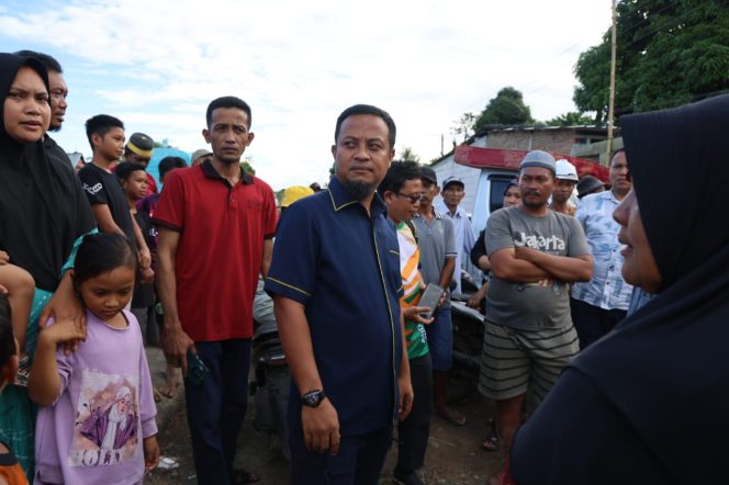					Andi Sudirman Sulaiman saat mengunjungi daerah banjir di Kabupaten Wajo (dok)