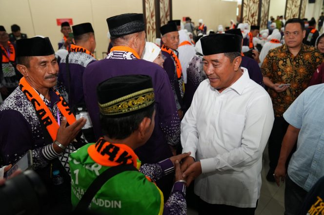 					Pj Gubernur Bahtiar Baharuddin saat melepas CJH Kloter 1 Embarkasi Makassar (dok)