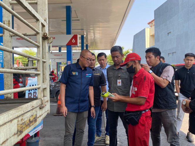 					Kepala Dinas ESDM Pemprov Sulsel Andi Eka Prasetya saat melakukan peninjauan di beberapa SPBU Tahun Lalu (Foto. Ist)