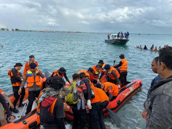 					Evakuasi Korban Tenggelam di Perairan Teluk Bone. (Foto: Ist)
