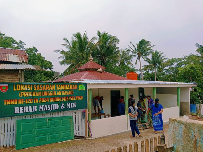 					Peran Aktif Warga Membantu Pengerjaan Rehab Masjid TMMD ke 120 Kodim Selayar