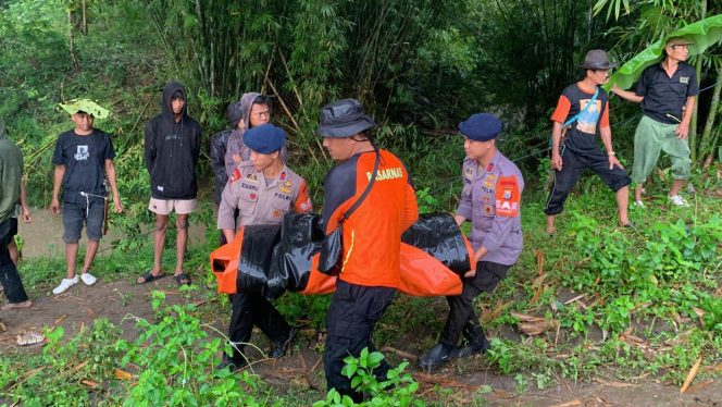 					SAR Brimob Bone bersama Basarnas Melakukan Penyisiran Sungai. (Foto: Ist)