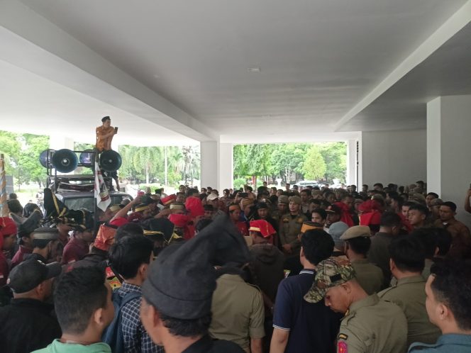 					Aliansi Suku Makassar Terobos Gubernuran, Tolak W Super Club