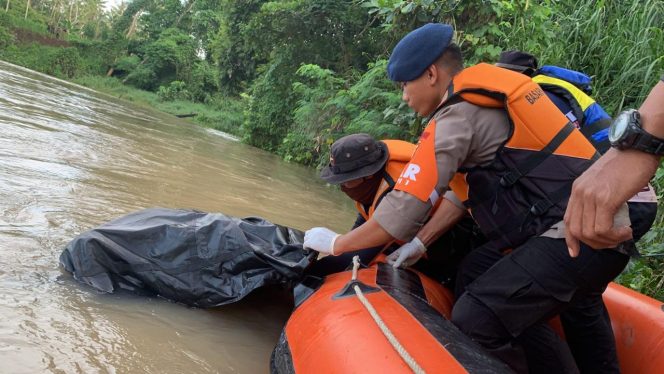 					Tim SAR Gabungan Evakuasi Korban Tenggelam di Sungai Walannae Soppeng. (Foto: Ist)