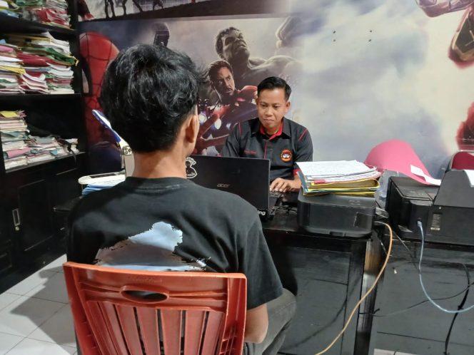 					Terduga Pelaku MRH saat Menjalani Pemeriksaan di Kantor Polisi. (Foto: Ist)