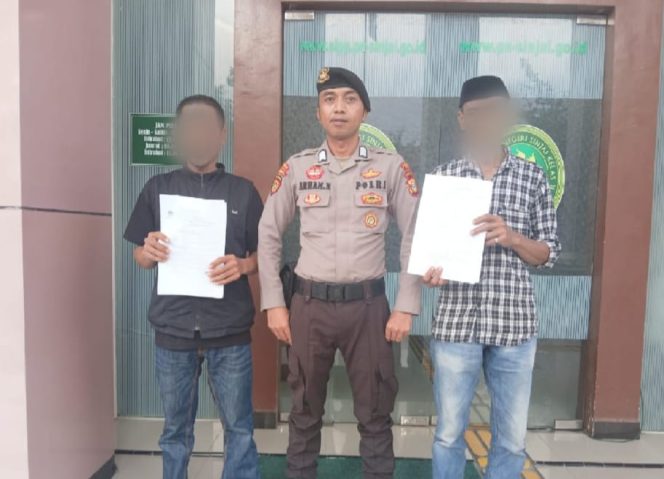 					Dua Tersangka Usai Disidang di Pengadilan Negeri Sinjai. (Foto: Ist)