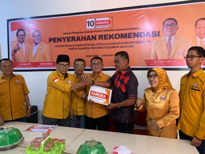 					DPD Partai Hanura Sulsel menyerahkan Surat Rekomendasi Calon Bupati  Pinranh kepada Usman Marham (dok)