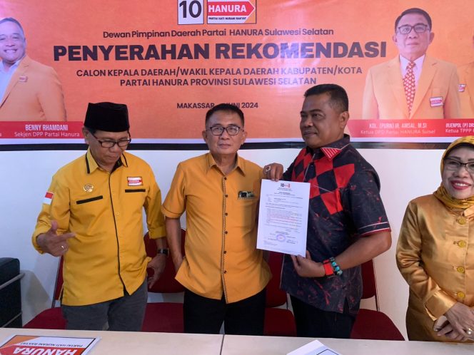 					Calon Bupati Pinrang Usman Marham resmi menerima Surat Rekomendasi Calon Kepala Daerah Hanura (dok)